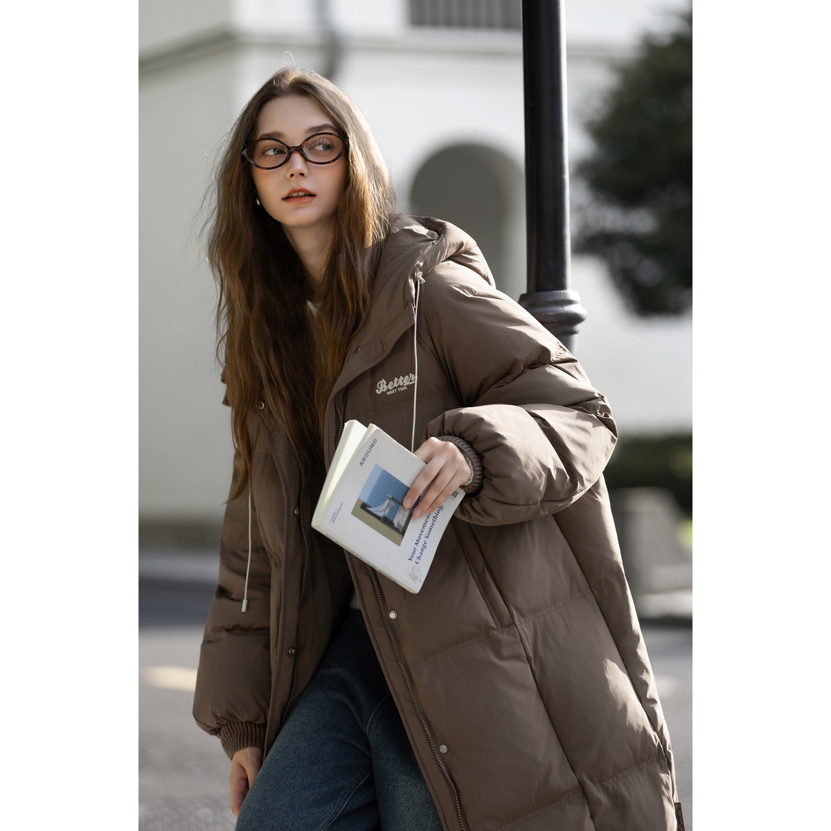 TONLION唐狮25秋冬女连帽超长款过膝保暖时尚百搭棕色羽绒服外套