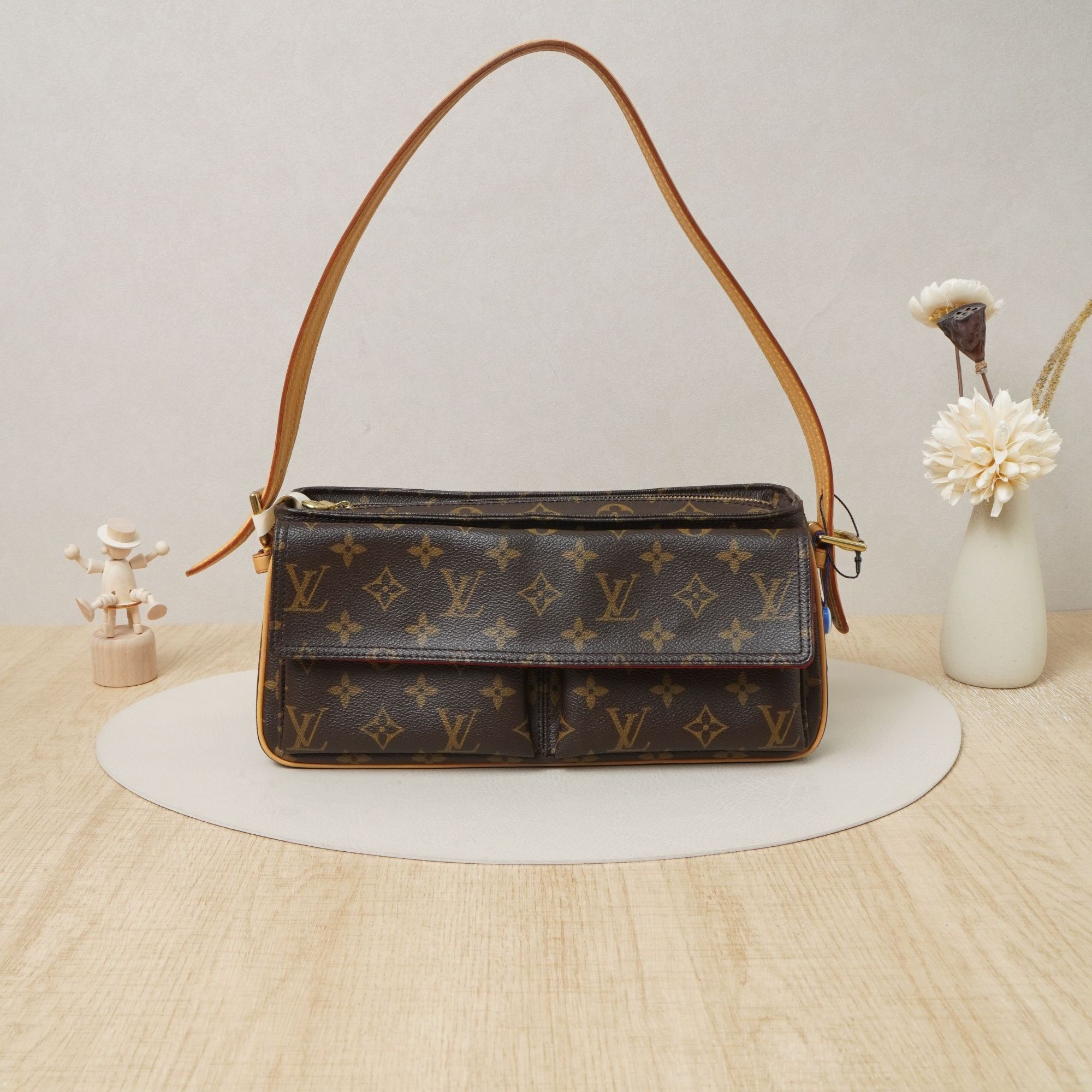 95新 LouisVuitton/路易威登 中古腋下骆驼包老花/DS035393
