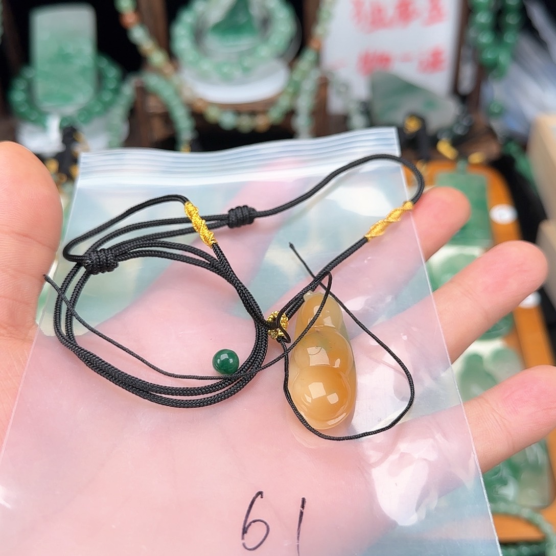 石英质玉颈饰未镶嵌美****杰