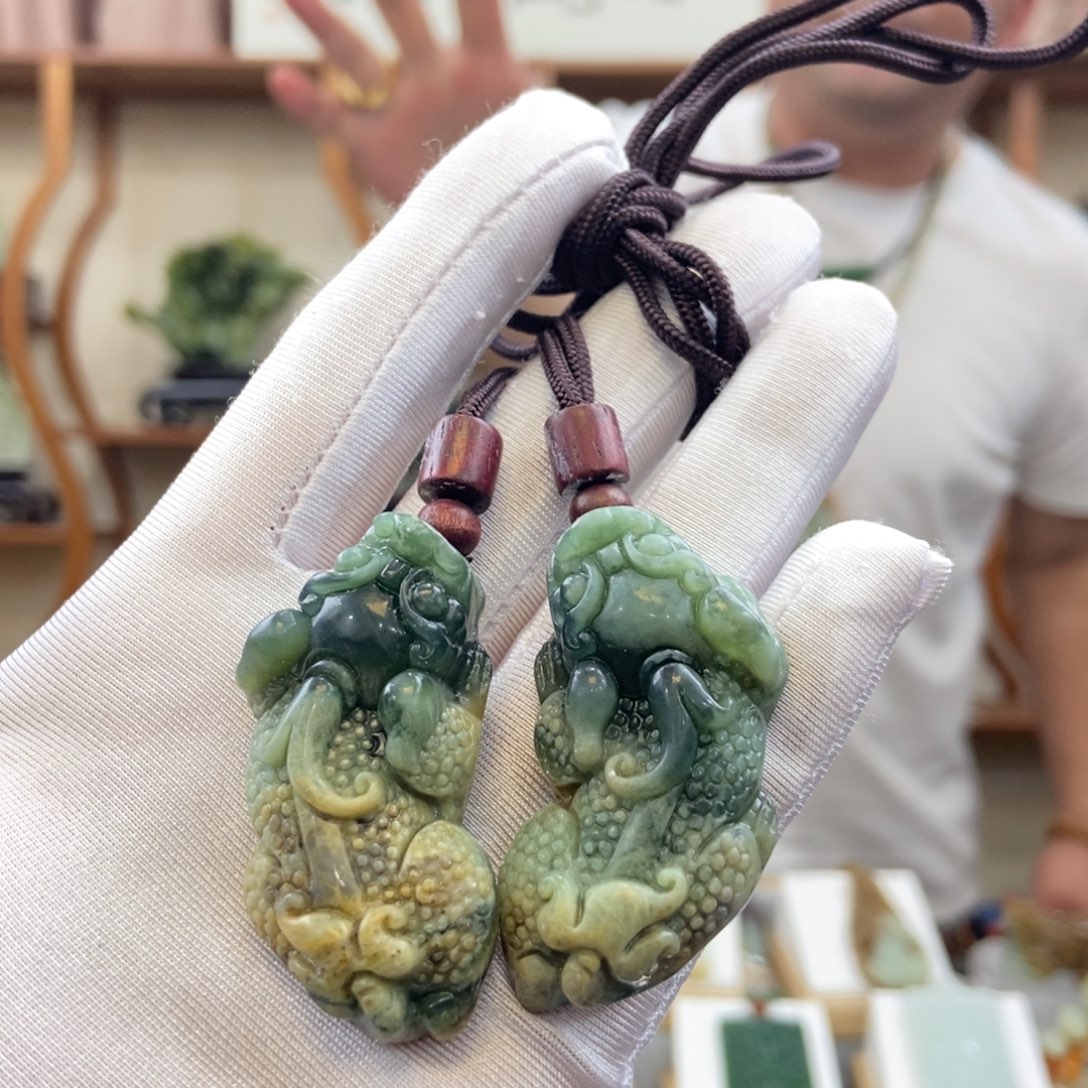 蛇纹石玉未镶嵌颈饰