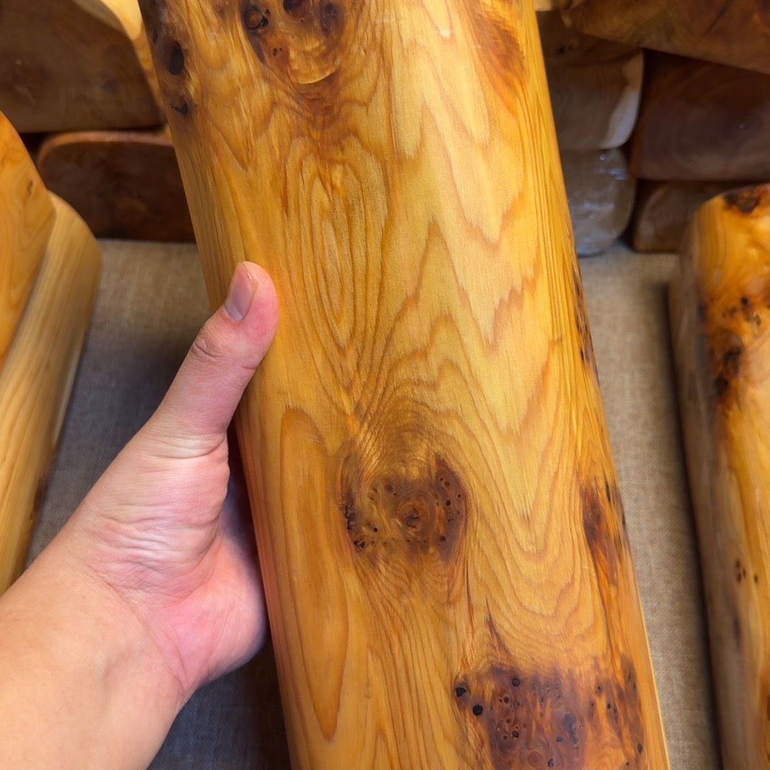 伊***鸣实木竹炭崖柏黑油颈椎枕。典藏级花纹