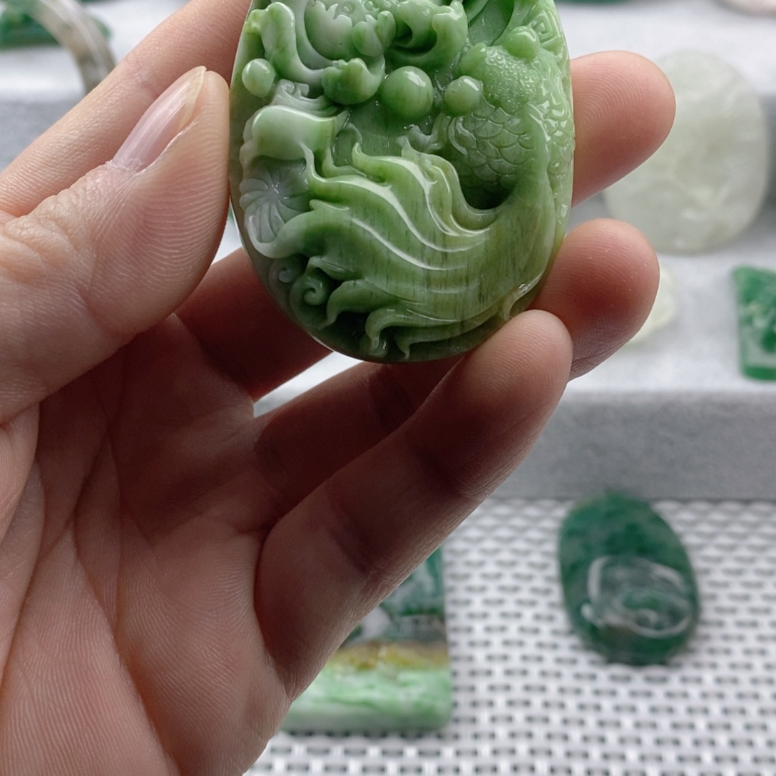 独山玉未镶嵌颈饰