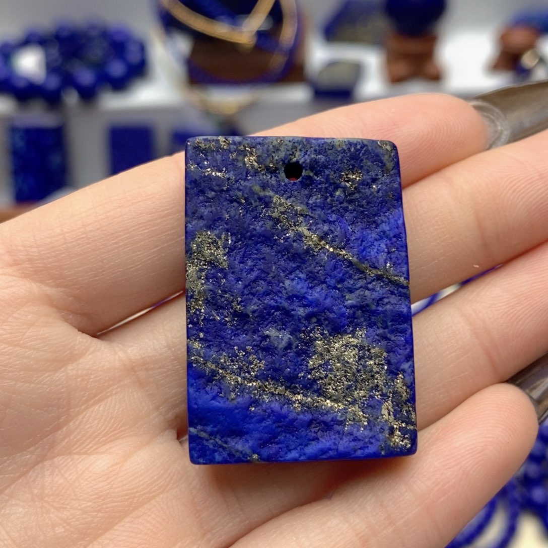 青金石未镶嵌颈饰