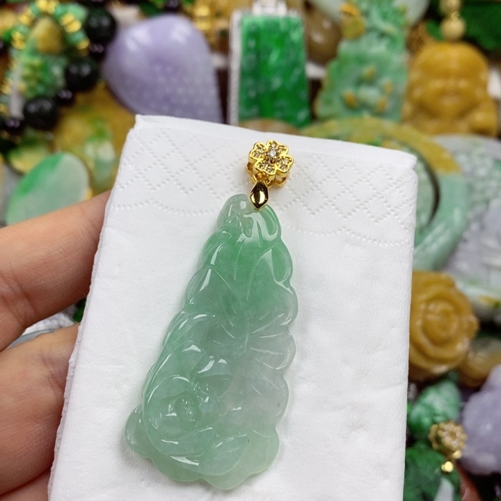 翡翠未镶嵌吊坠(赠链)