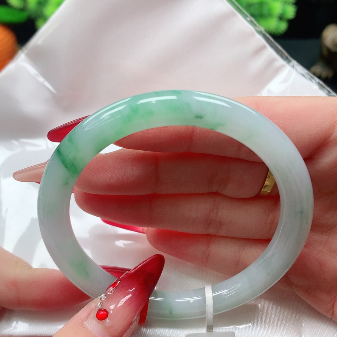 翡翠手镯未镶嵌安**静57 57