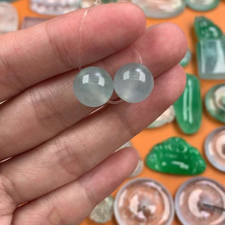 翡翠挂件未镶嵌…..