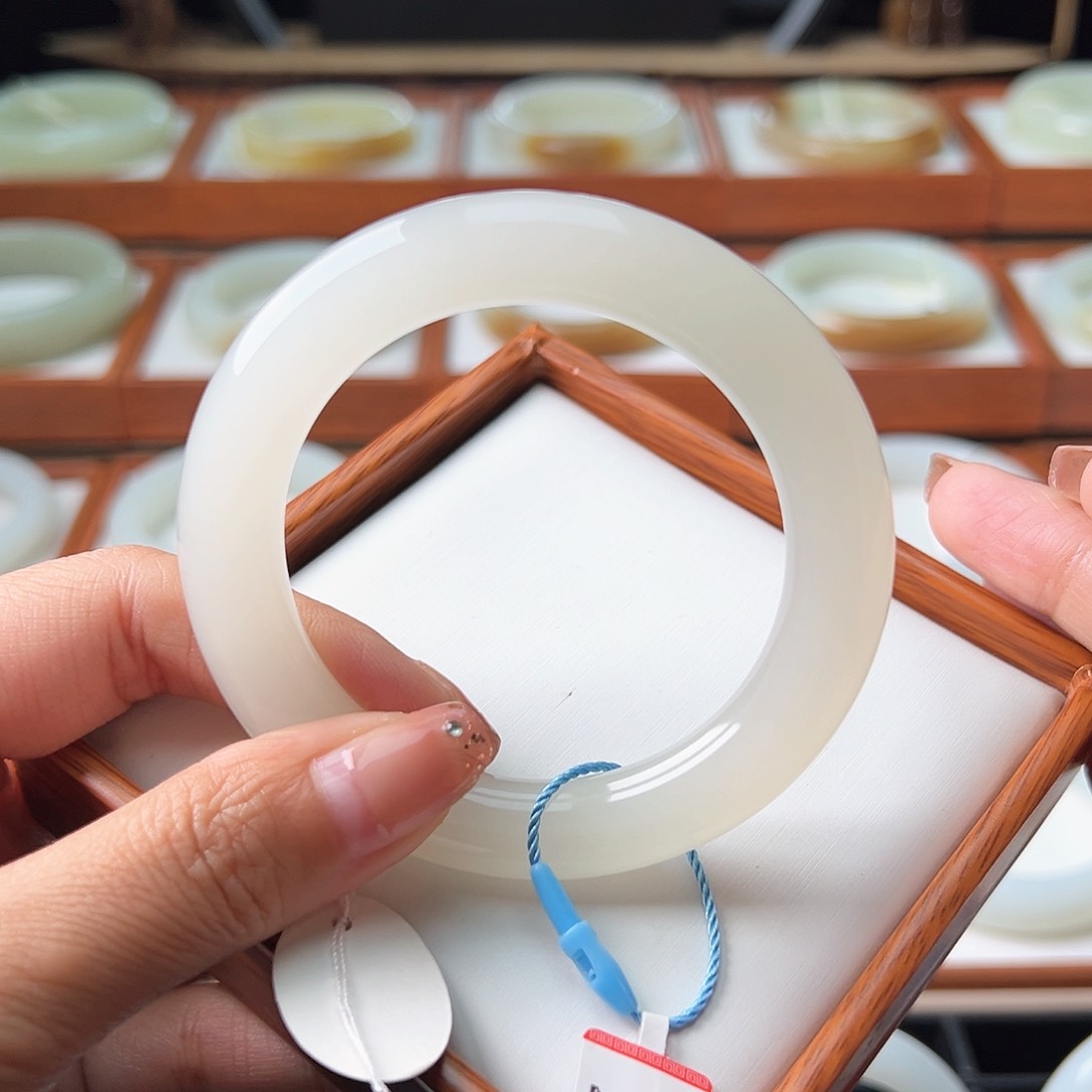 和田玉手镯未镶嵌56