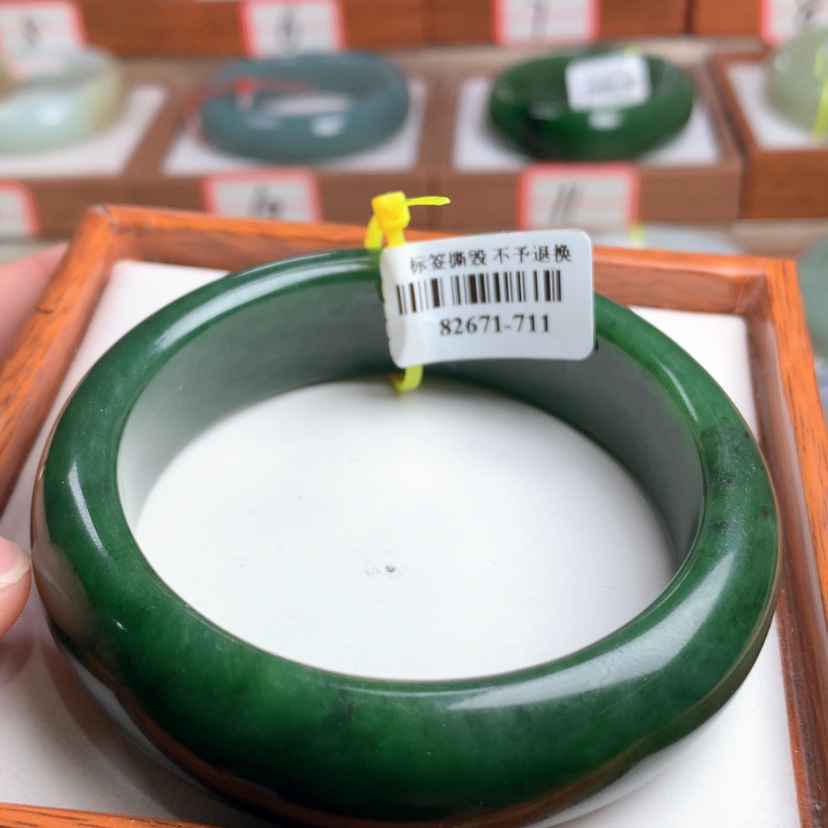 【闪购商品】和田玉手镯未镶嵌成*