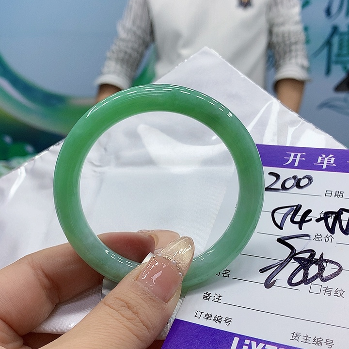 翡翠手镯未镶嵌翡翠手镯