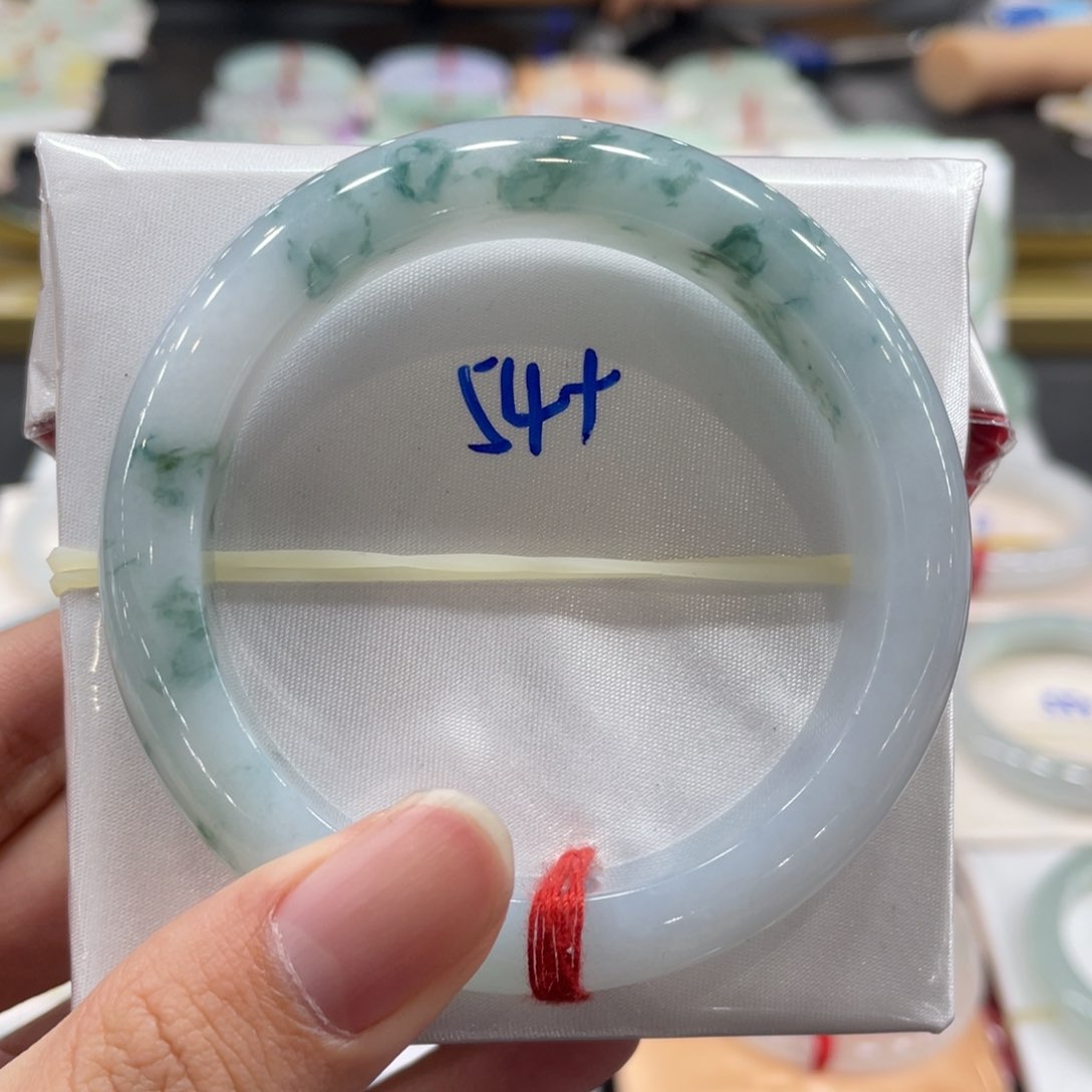 翡翠手镯未镶嵌翡翠手镯