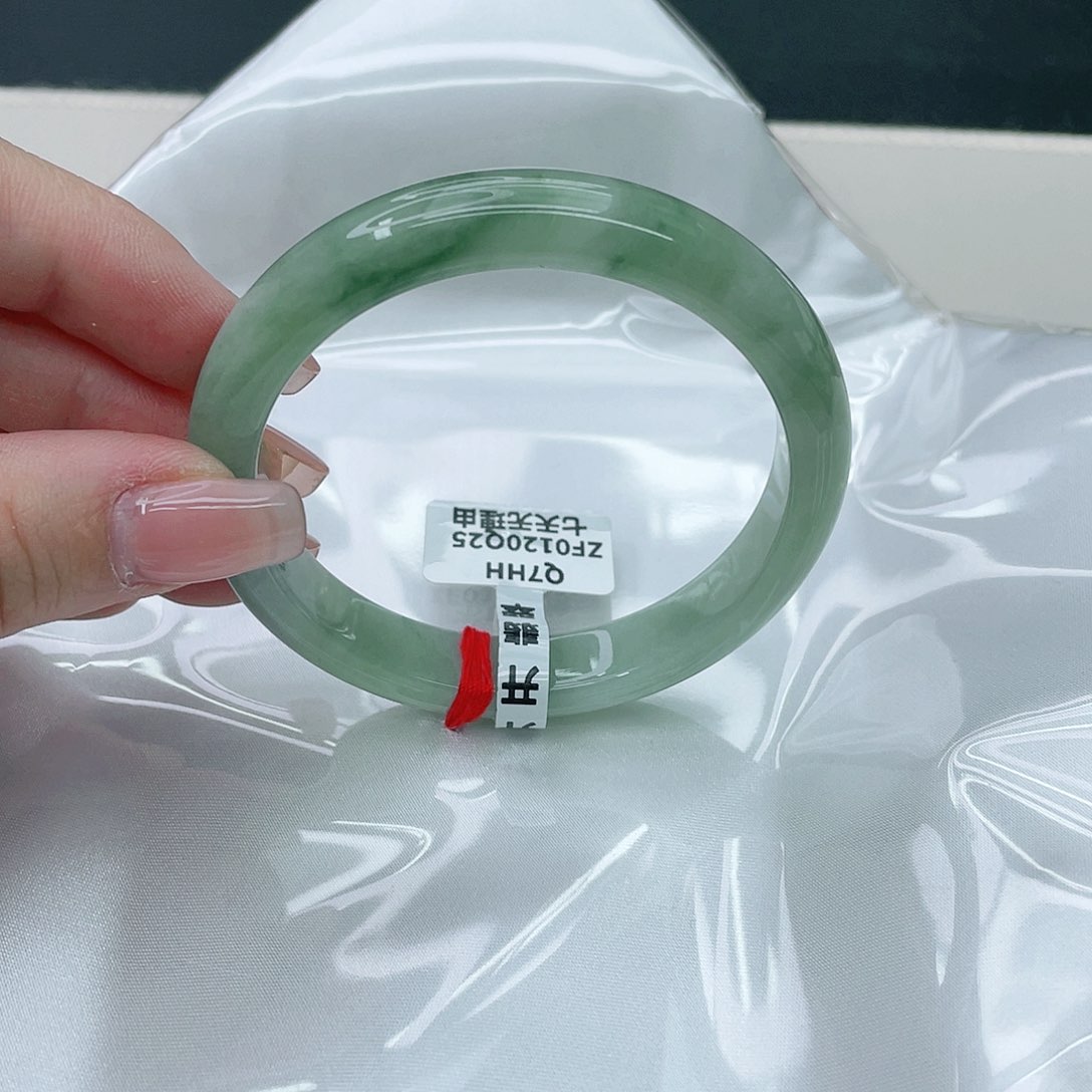 翡翠手镯未镶嵌正57