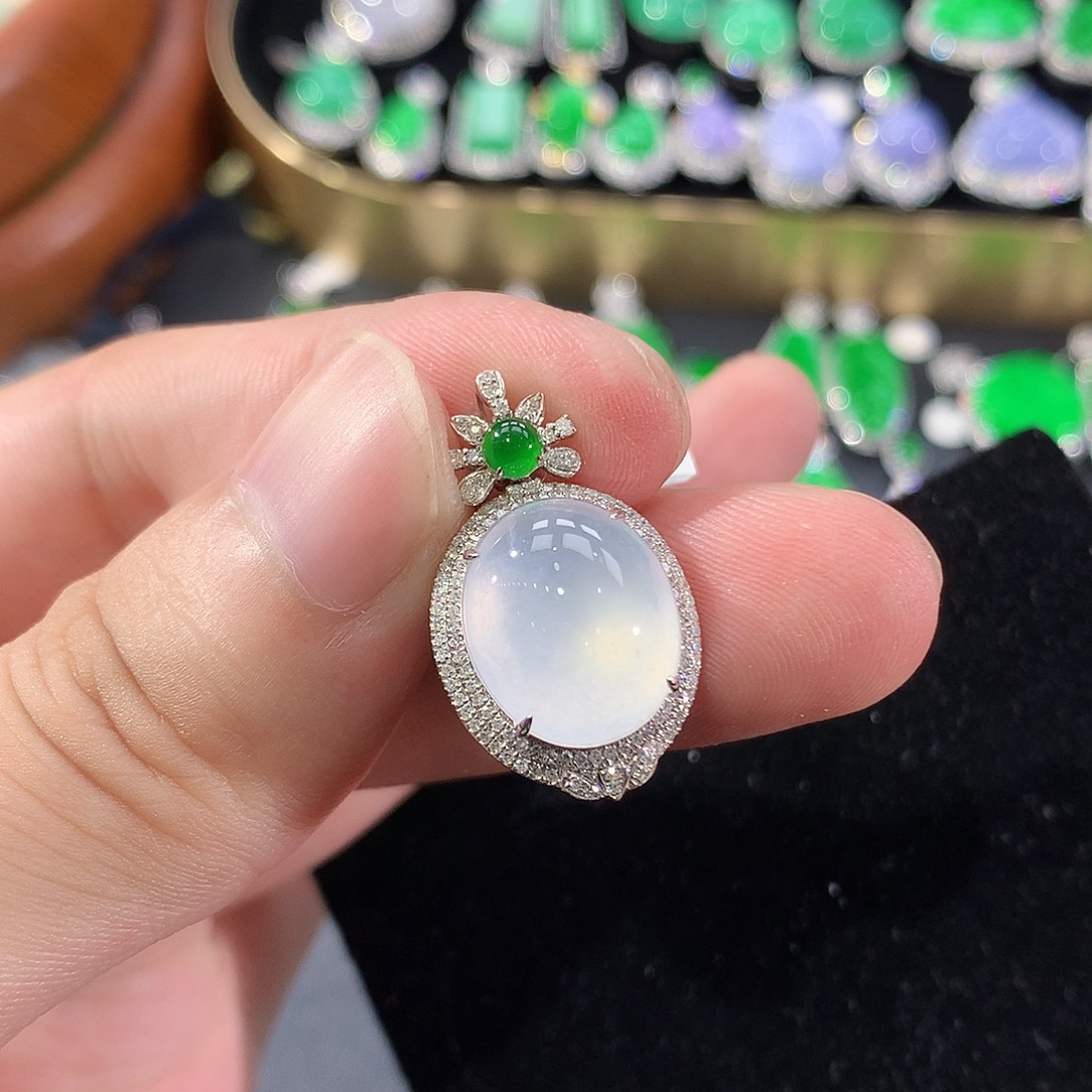 翡翠18K金镶嵌颈饰