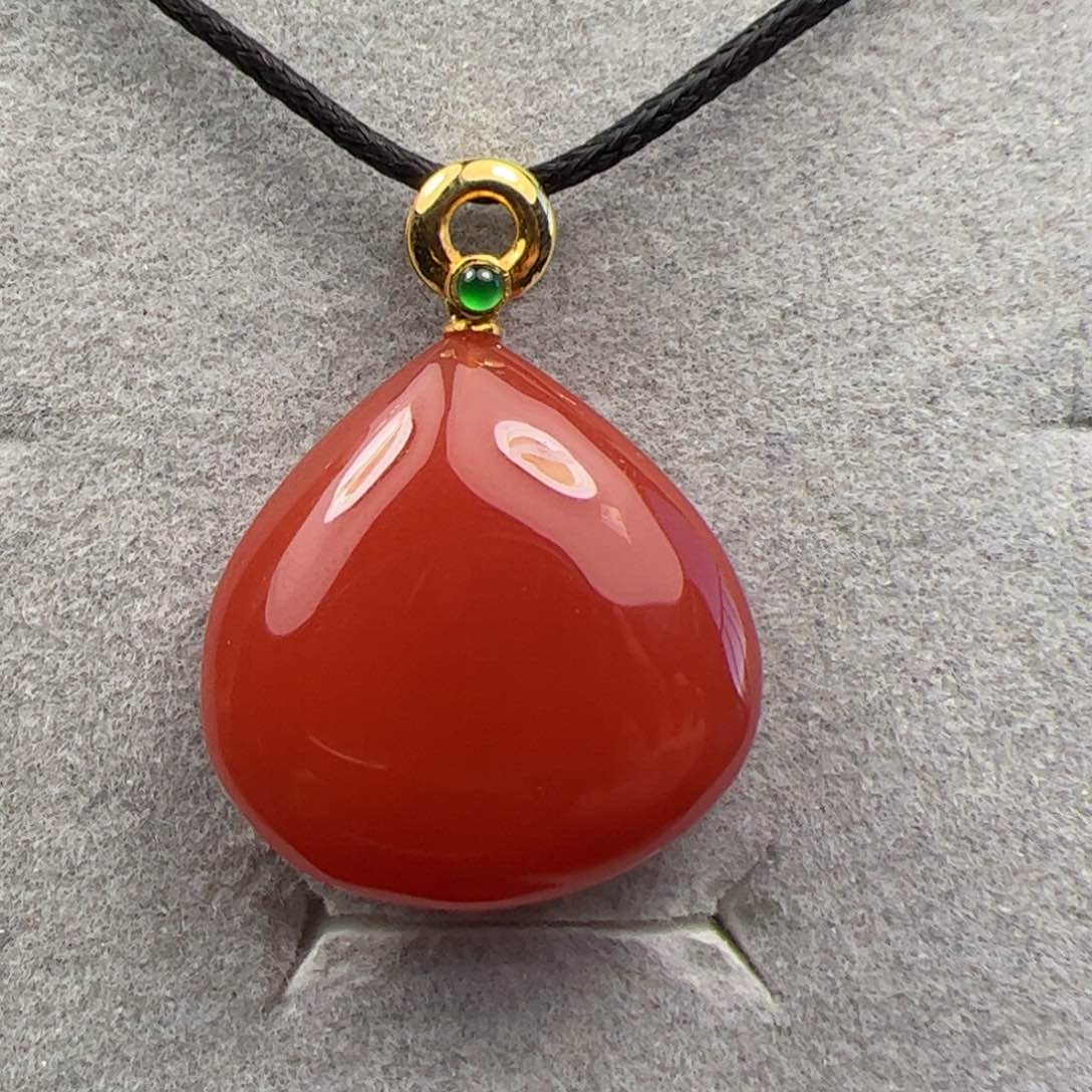 18K金镶嵌吊坠南红玛瑙