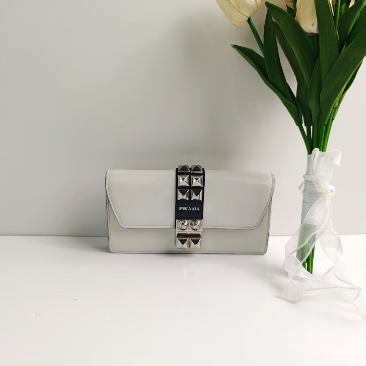 95新 Prada/普拉达 普拉达白色铆钉woc单肩包C2102