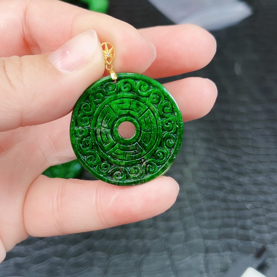 翡翠颈饰18K金镶嵌吊坠