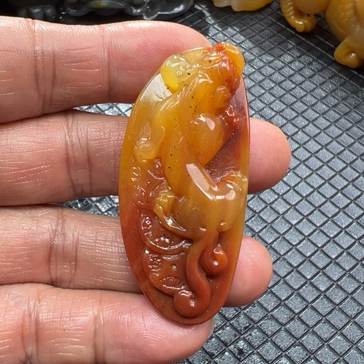 石英质玉（黄龙玉）颈饰合金