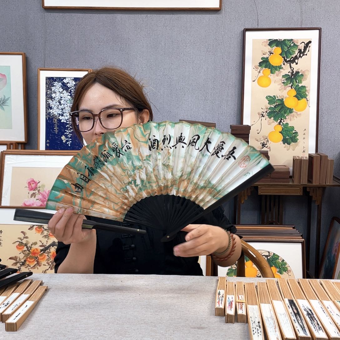 国画9寸福利折扇带中玉扇骨（默认粘好发出）吾