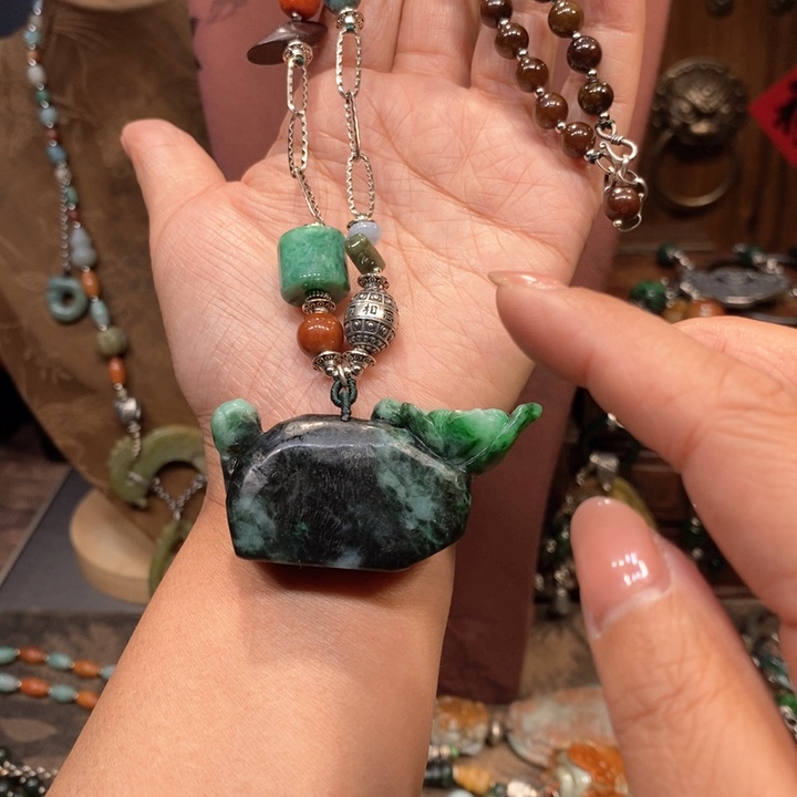 翡翠吊坠(赠链)未镶嵌