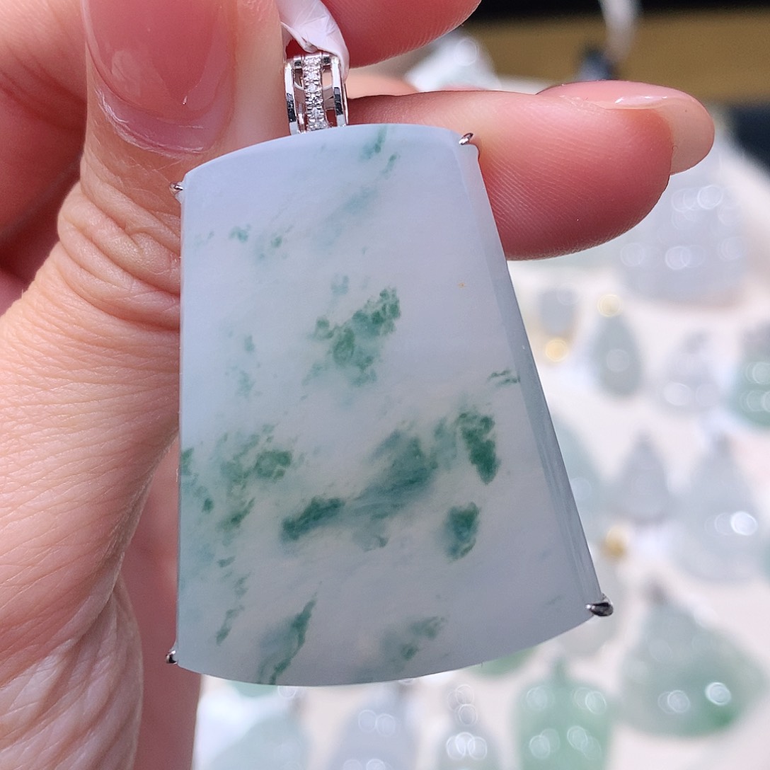 颈饰18K金镶嵌翡翠飘花无事牌