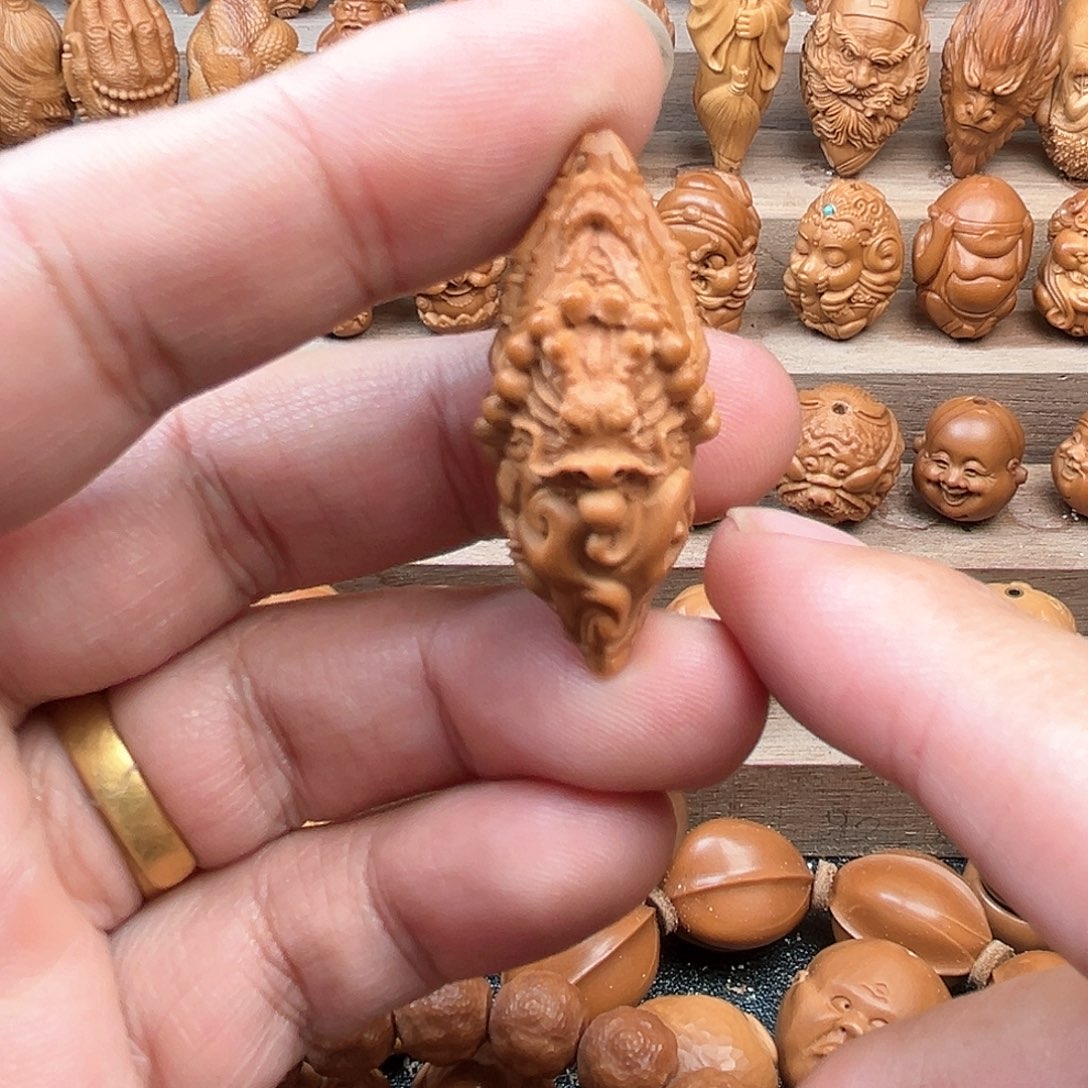 橄榄核吊坠18龙佛手
