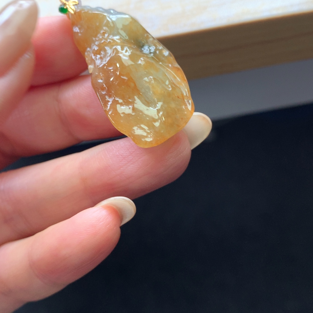 翡翠18K金镶嵌颈饰吊坠