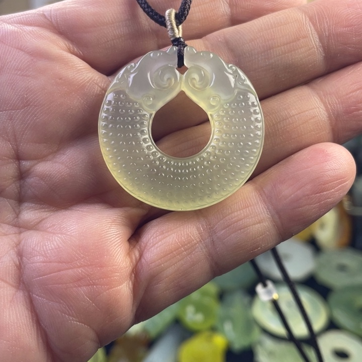 蛇纹石玉颈饰合金