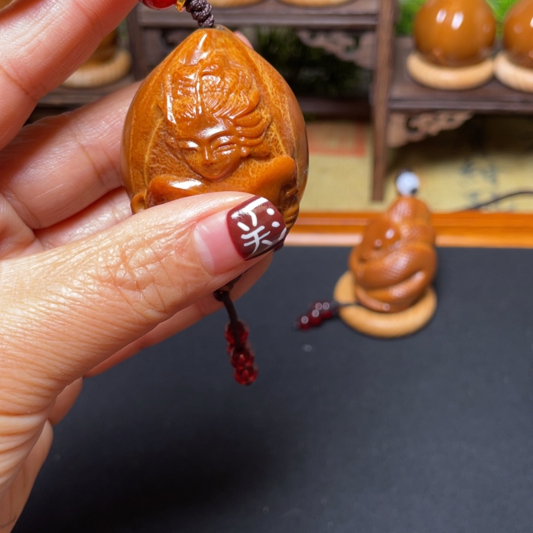 橄榄核吊坠美女蝴蝶