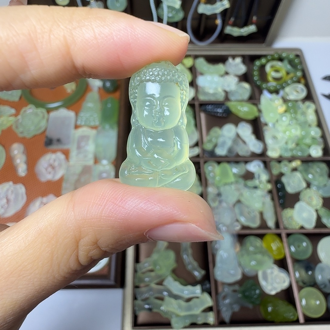 岁***安蛇纹石玉合金颈饰