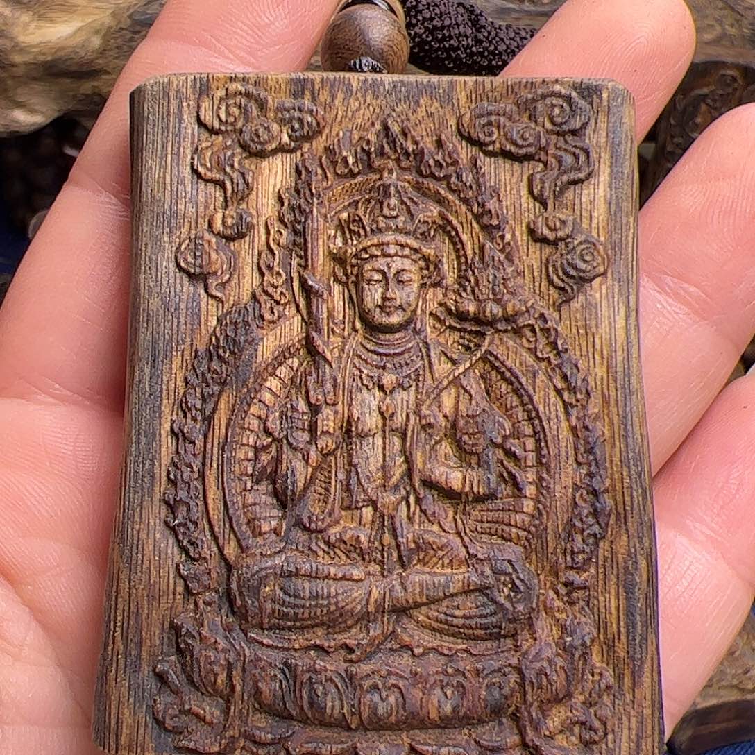 沉香吊坠海南白棋老料虚空藏菩萨+扭转乾坤两面雕刻带绳26.4