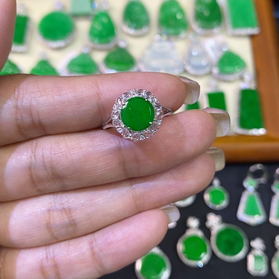 翡翠戒指18K金镶嵌戒指