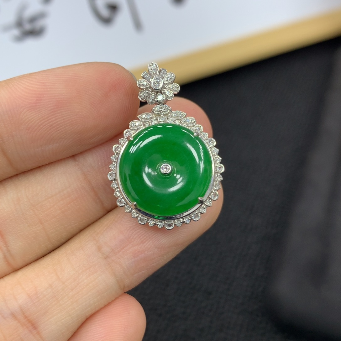 颈饰18K金镶嵌翡翠扣子
