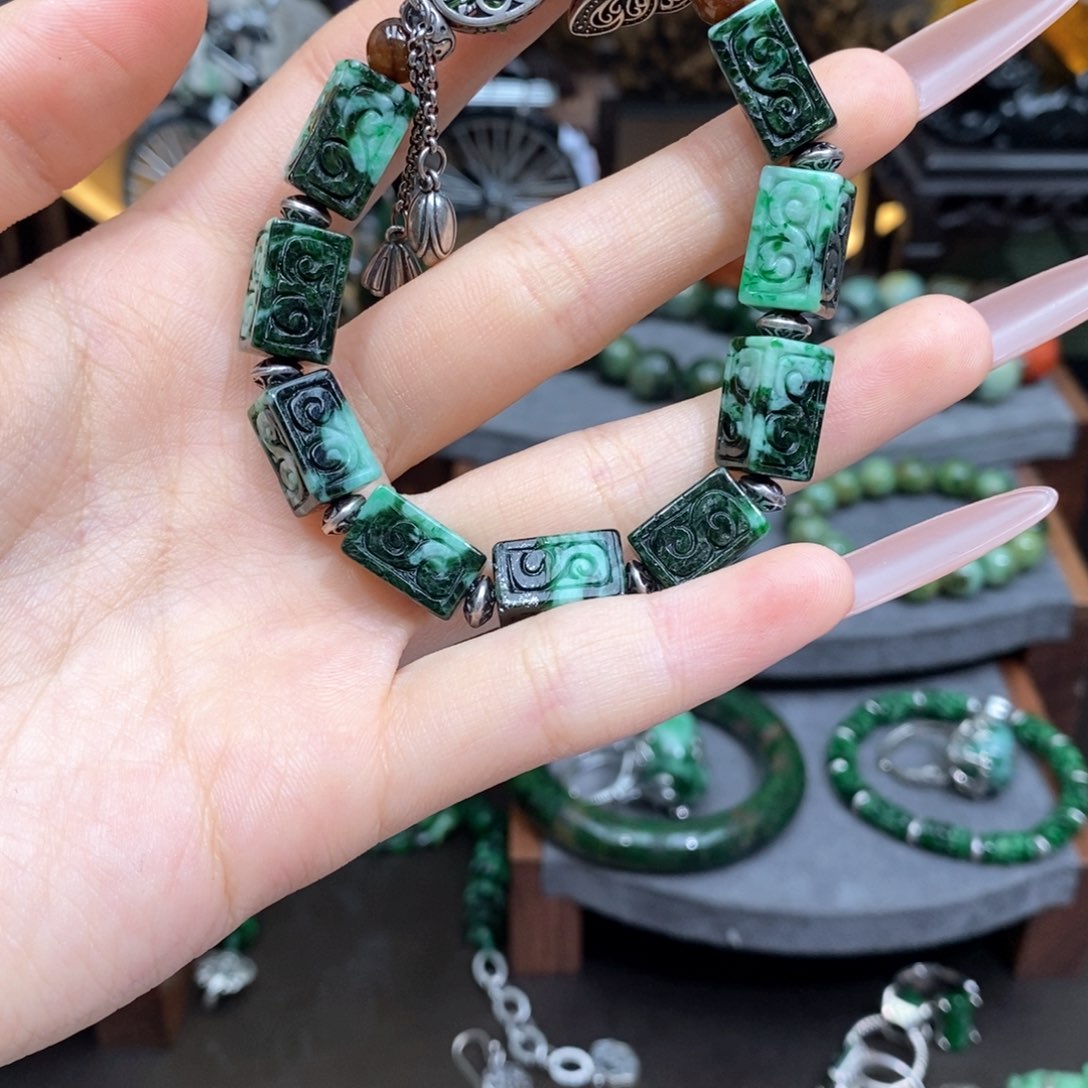 翡翠颈饰未镶嵌漂亮美眉