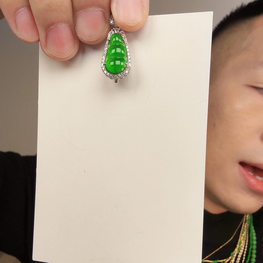 翡翠未镶嵌颈饰一件