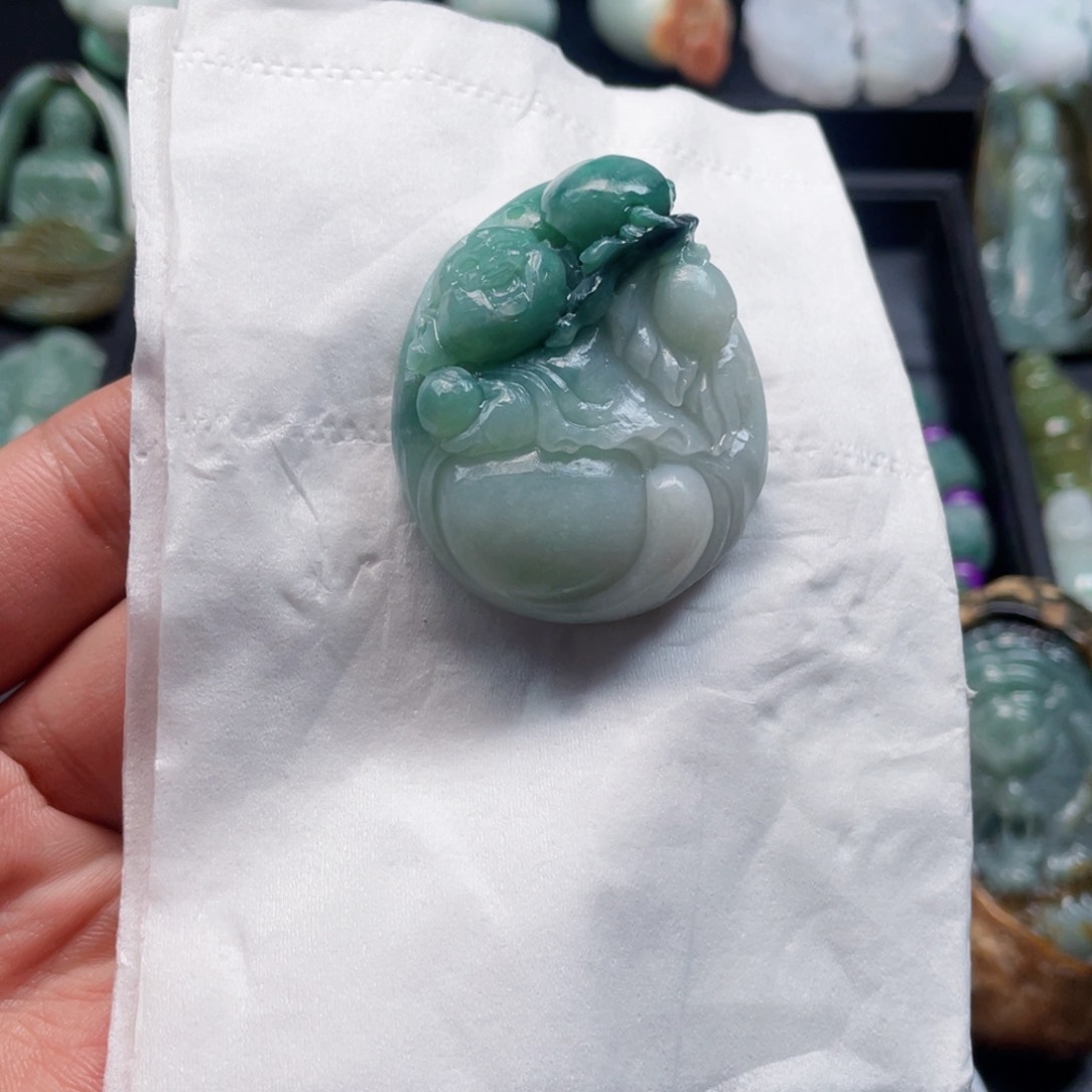 颈饰未镶嵌翡翠给***操翡翠