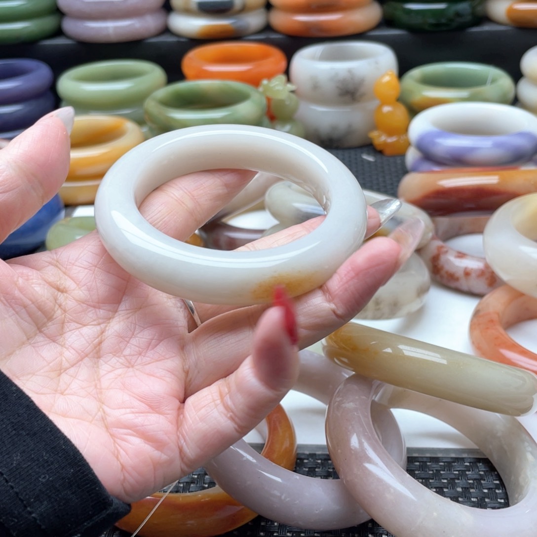 石英质玉手镯未镶嵌淡*的