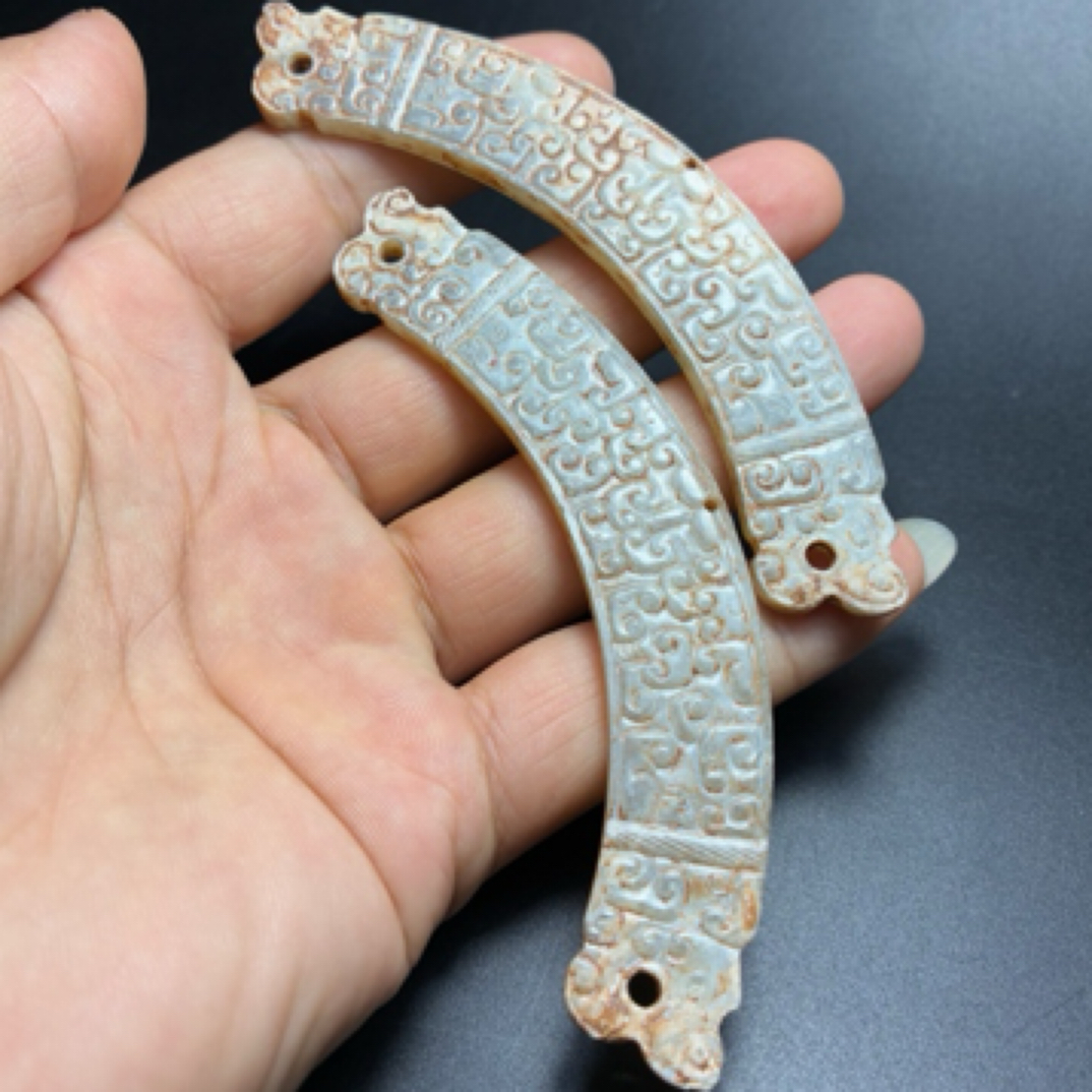 龙首纹玉璜，长10.6厘米纹饰精美。标价为一对价格。
