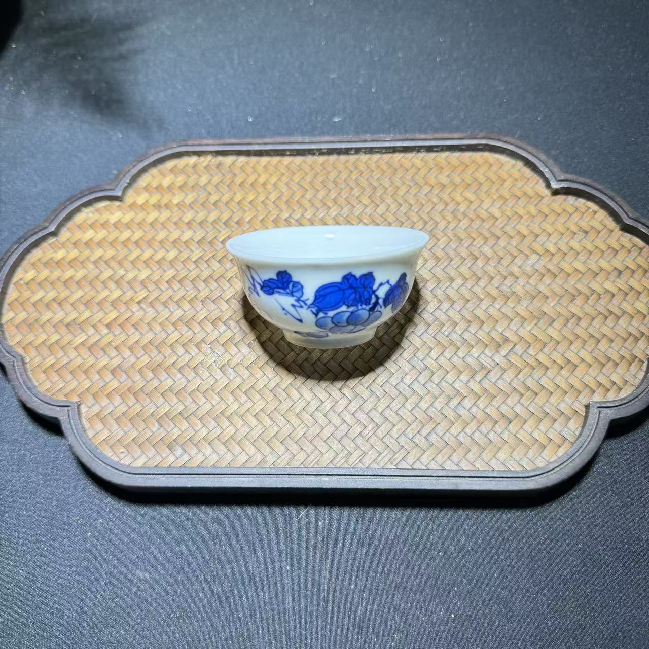 精美品茗杯一只