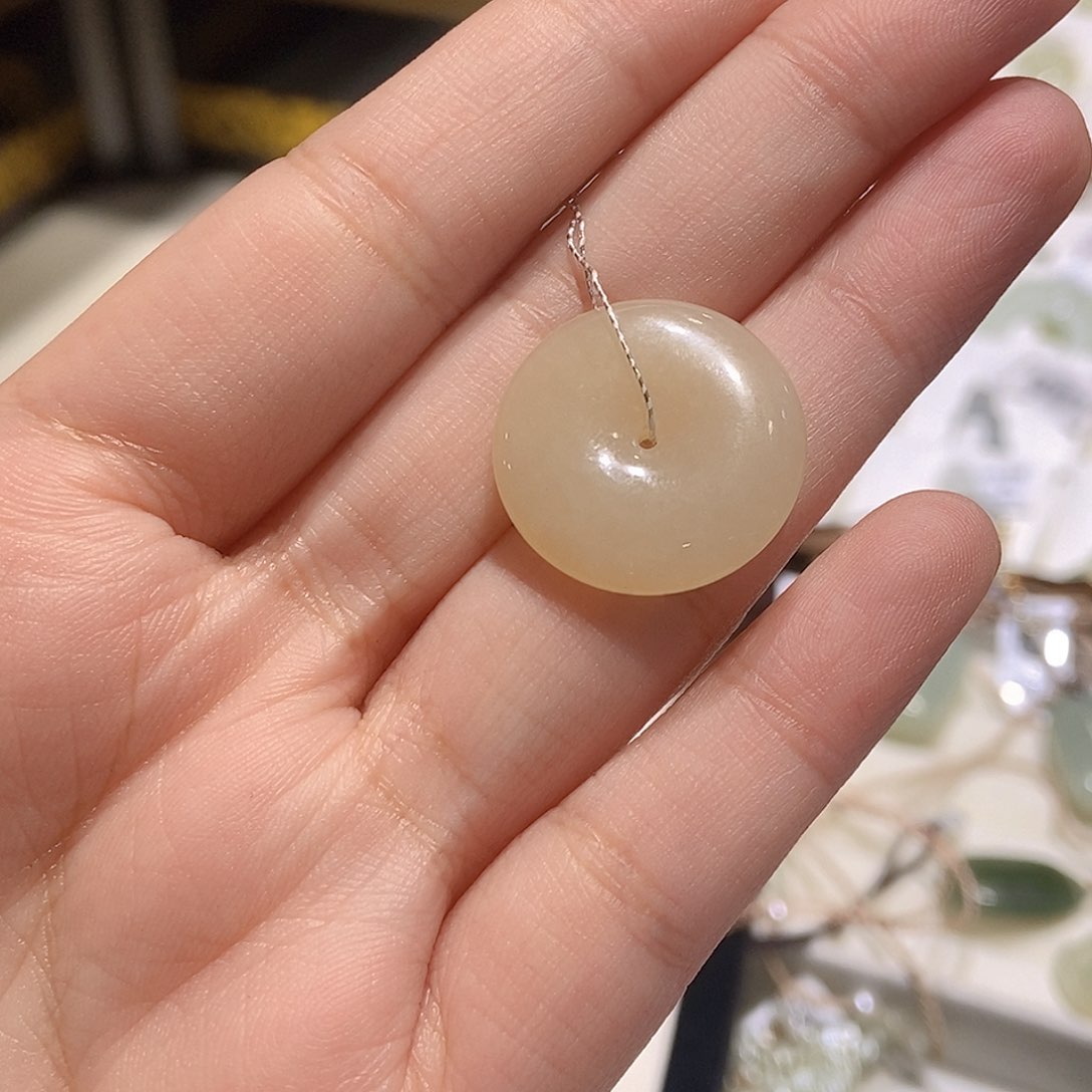 颈饰未镶嵌和田玉菲**?