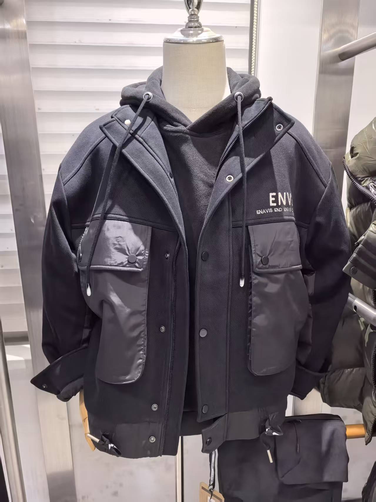 宽松型常规款徽章保暖无工艺夹克加厚加绒拼接外套