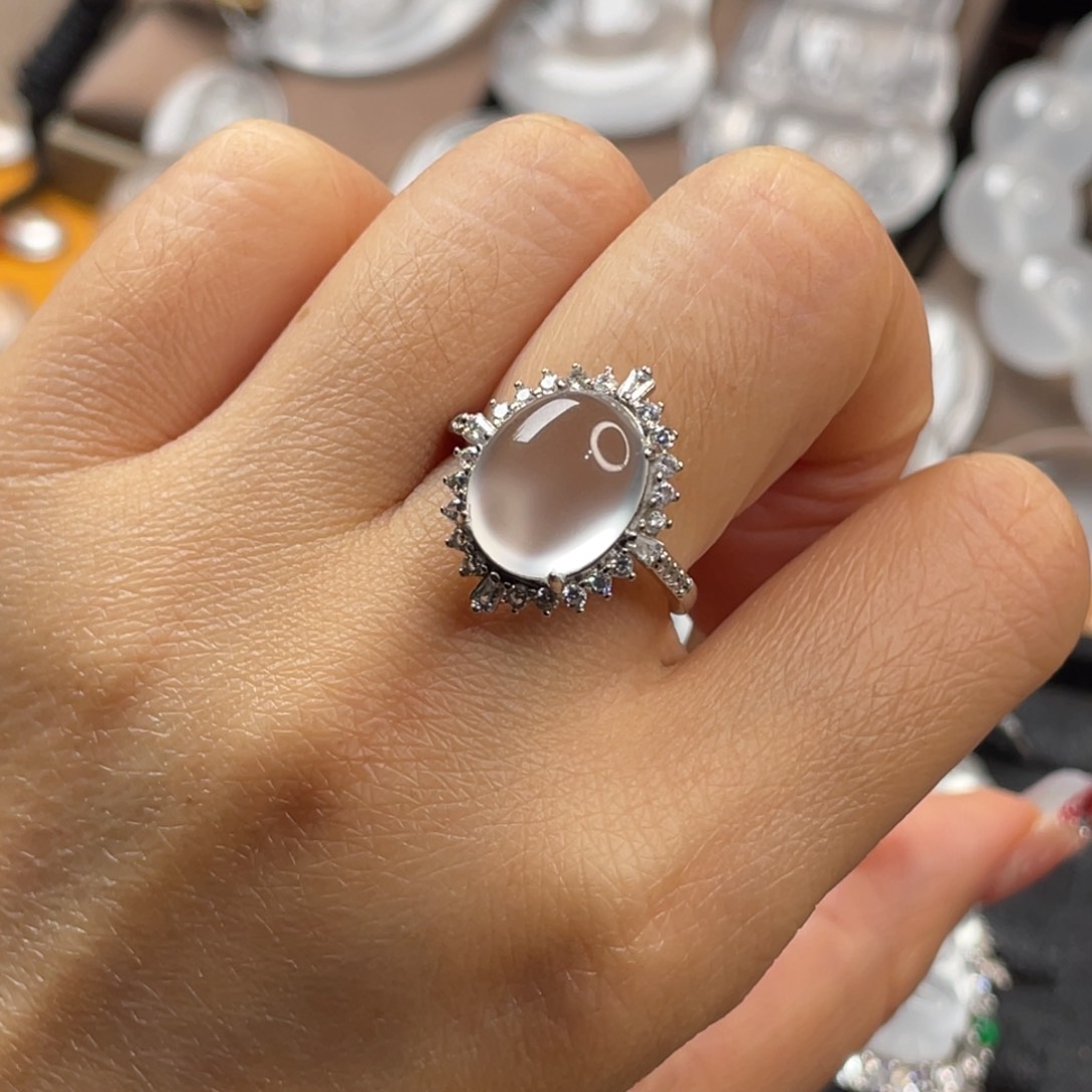 石英质玉颈饰未镶嵌白**啊