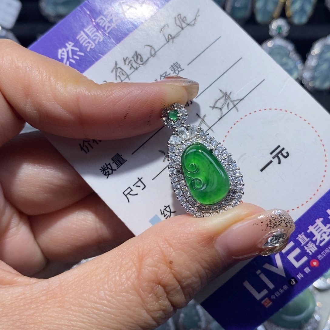 翡翠颈饰未镶嵌翡翠