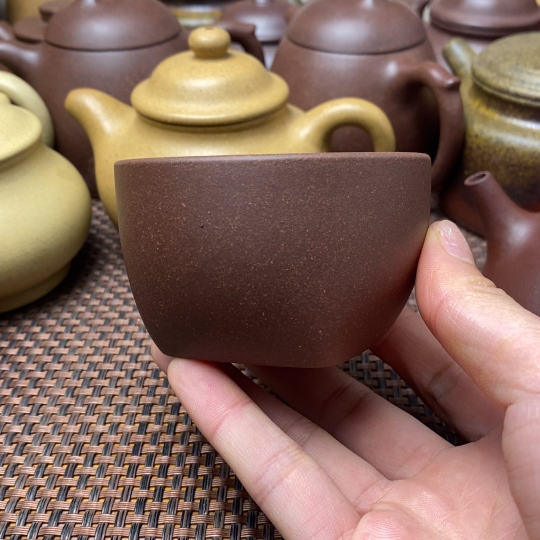 段泥茶壶旁**.紫砂主人杯