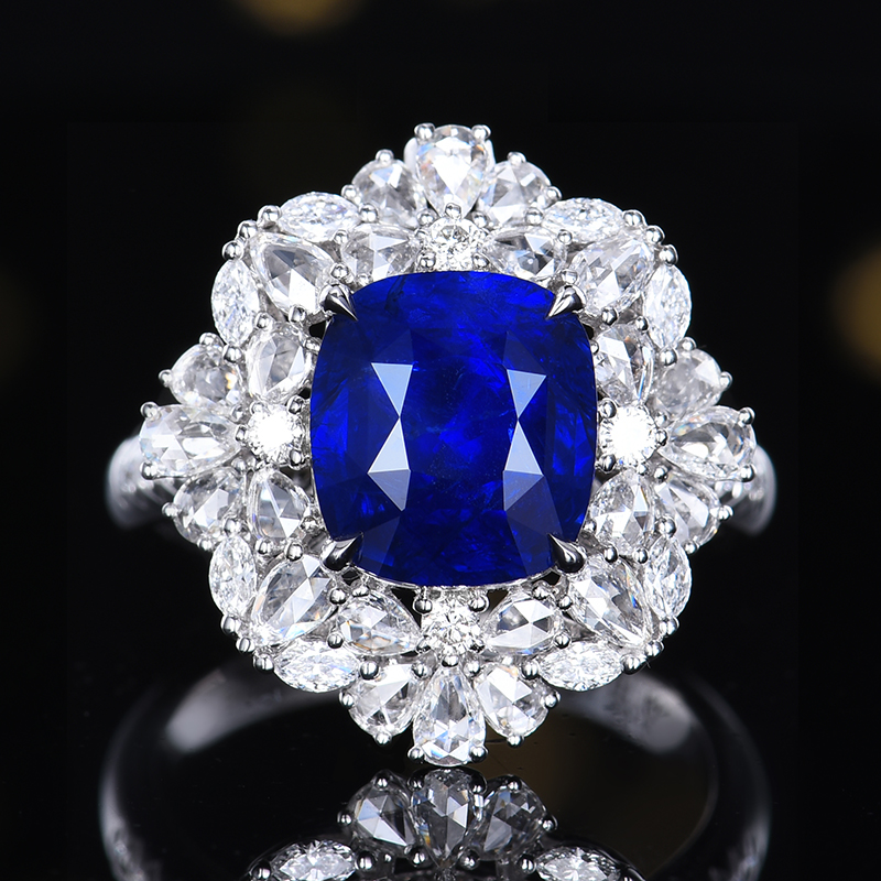精致优雅 主石3.62克拉 18K金 天然无烧皇家蓝蓝宝石戒指