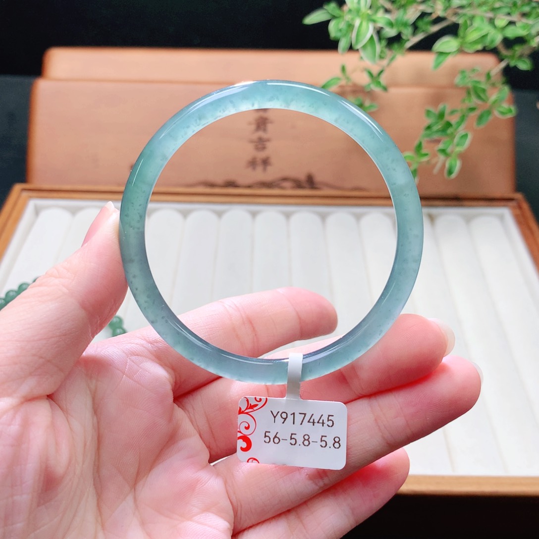 未镶嵌手镯（圆镯）翡翠