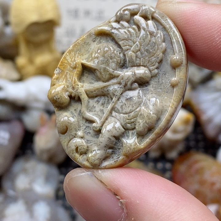 颈饰未镶嵌硅化珊瑚（珊瑚玉）