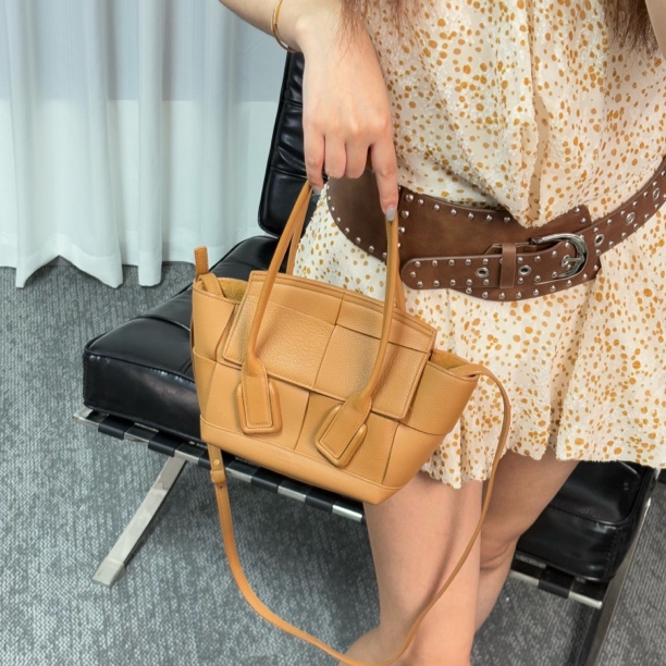 95新 BOTTEGA VENETA/葆蝶家 金棕色Arco mini手提斜挎包sdm
