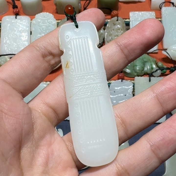 和田玉颈饰未镶嵌树****止