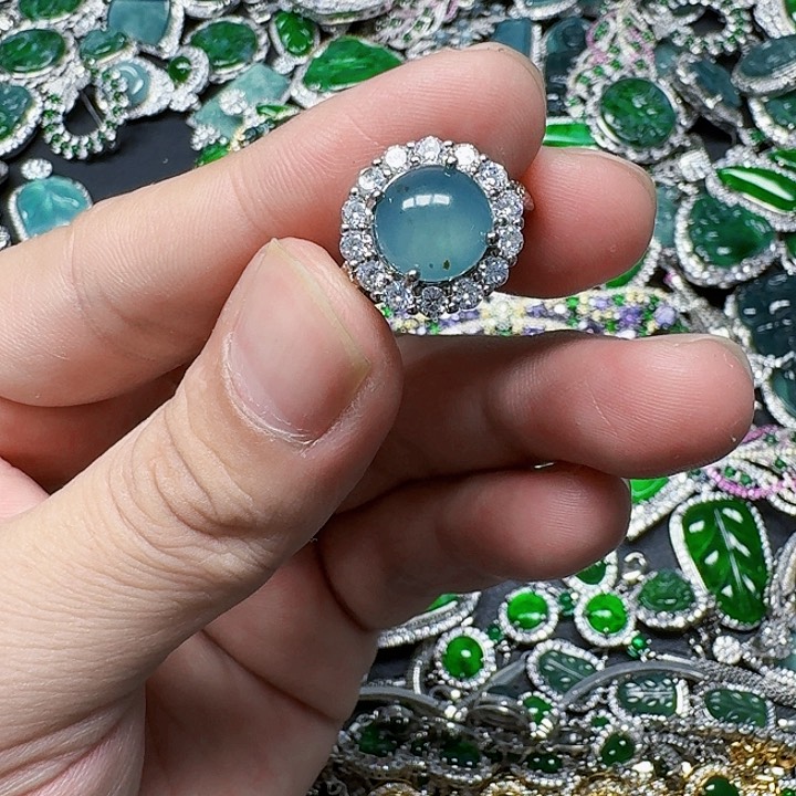 翡翠颈饰未镶嵌天然A货翡翠放漏