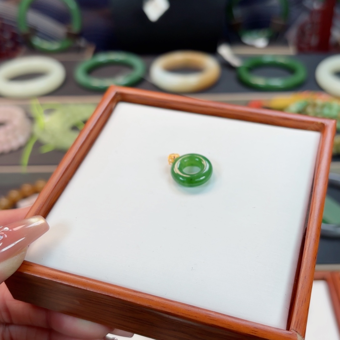 和田玉吊坠18K金镶嵌