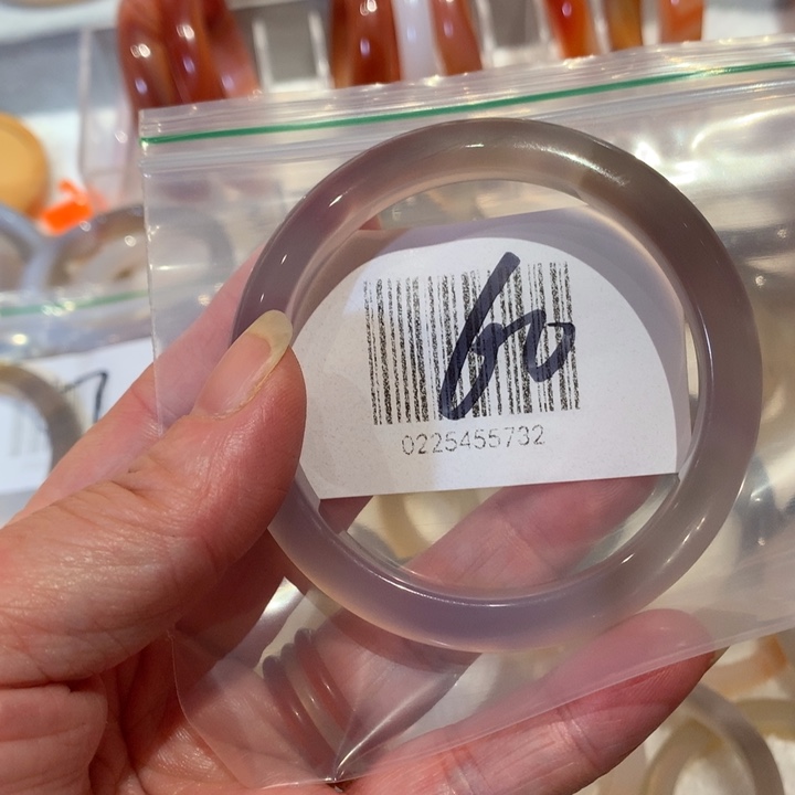 玛瑙/玉髓手镯未镶嵌被****?60